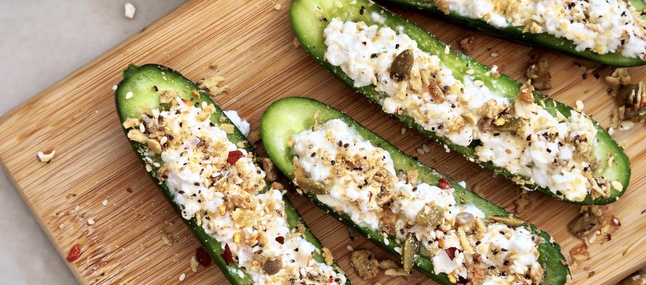 Gece Açlığını Bastıran Sade Lor & Salatalık Tabağı