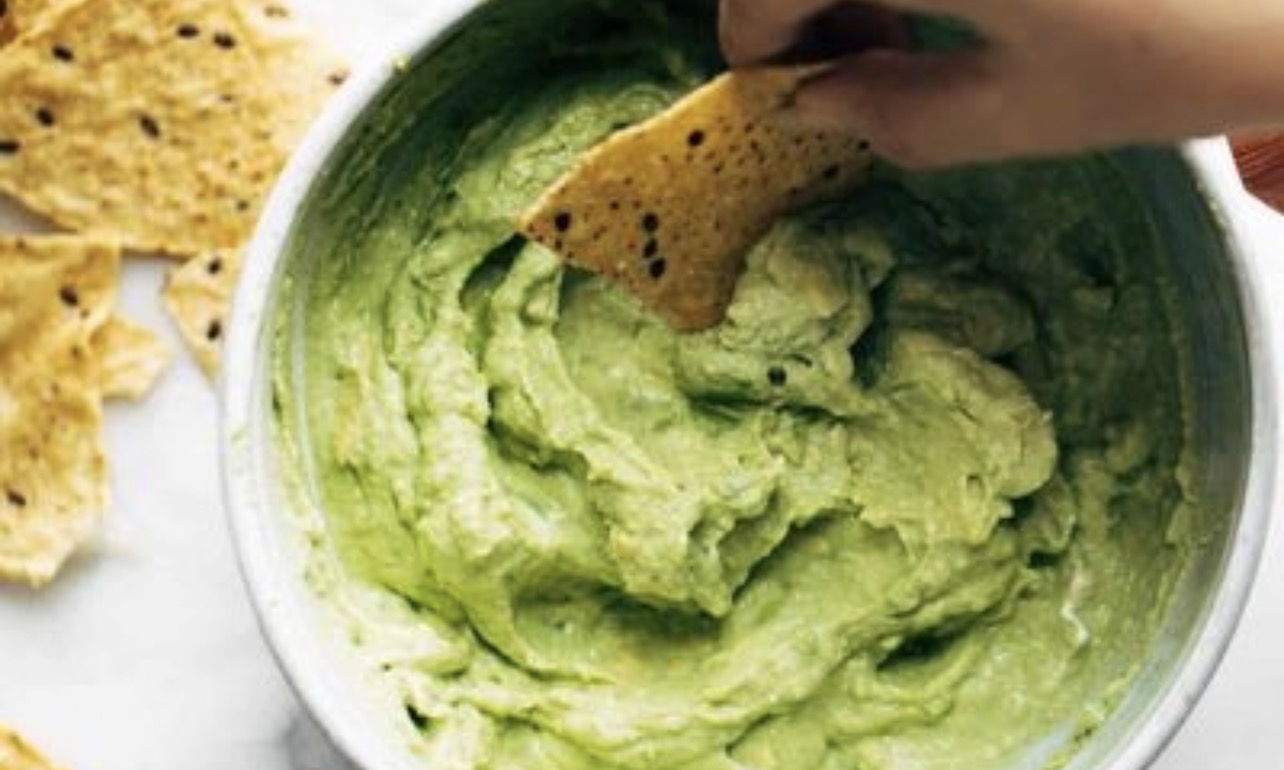 Gece Açlığını Bastıran Avokado & Yoğurt Kasesi